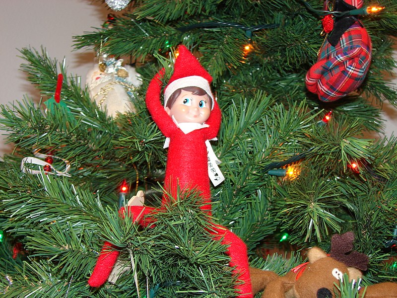 800px-Elf_on_the_Shelf_poses_01