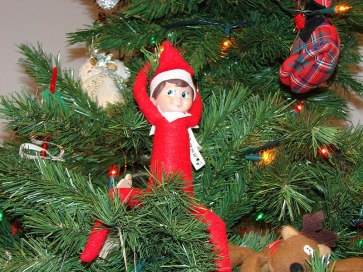 800px-Elf_on_the_Shelf_poses_01